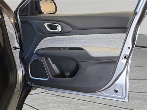 Used 2022 Jeep Compass Latitude image 15