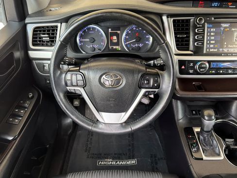 Used 2019 Toyota Highlander Plus w/ Carpet Mat Package (TMS) FWD image 14