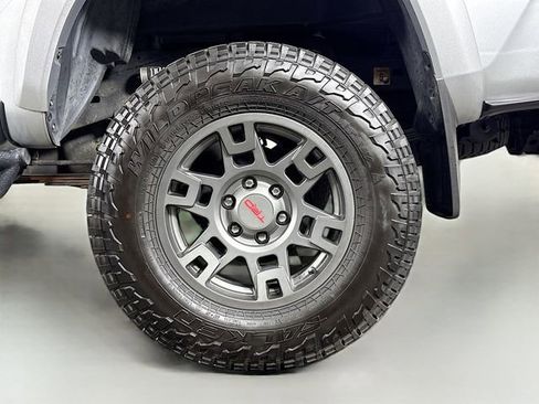 Used 2022 Toyota Tacoma TRD Sport w/ TRD Premium Sport Package AWD/4WD image 33