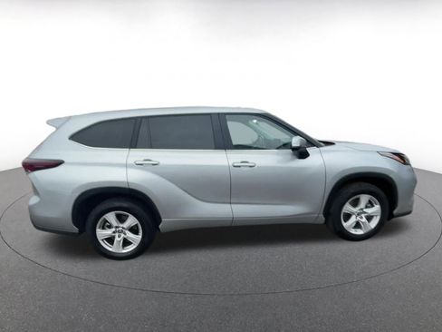 Used 2025 Toyota Highlander LE image 16