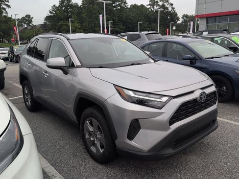 Used 2022 Toyota RAV4 XLE AWD/4WD image 1