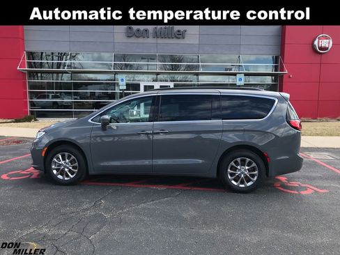 Certified 2022 Chrysler Pacifica Touring-L image 8