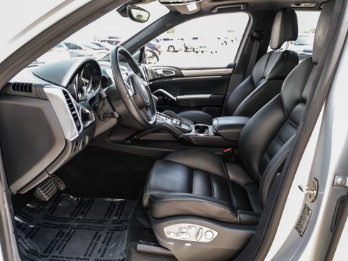 Used 2013 Porsche Cayenne Turbo AWD/4WD image 3