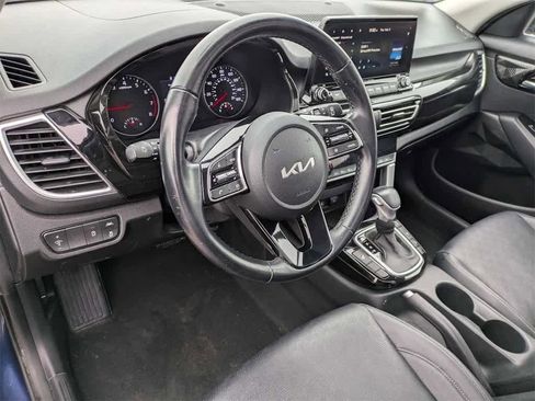Used 2023 Kia Seltos EX image 2