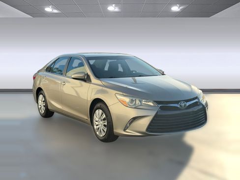 Used 2015 Toyota Camry LE image 7
