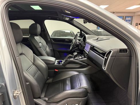 Used 2020 Porsche Cayenne image 27