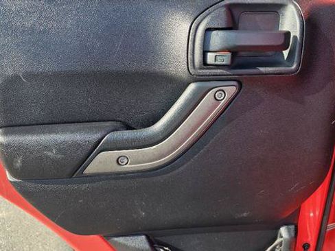 Used 2013 Jeep Wrangler Unlimited Sahara AWD/4WD image 27