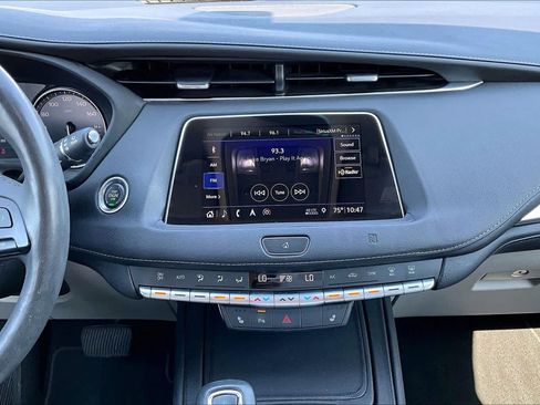 Used 2019 Cadillac XT4 Luxury w/ Cold Weather Package FWD image 7