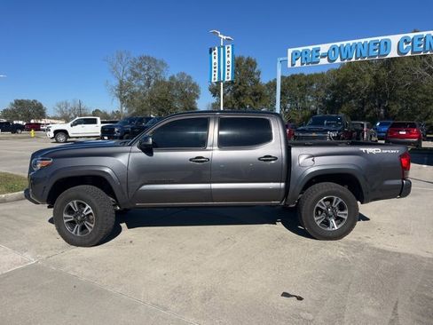 Used 2017 Toyota Tacoma TRD Sport image 3
