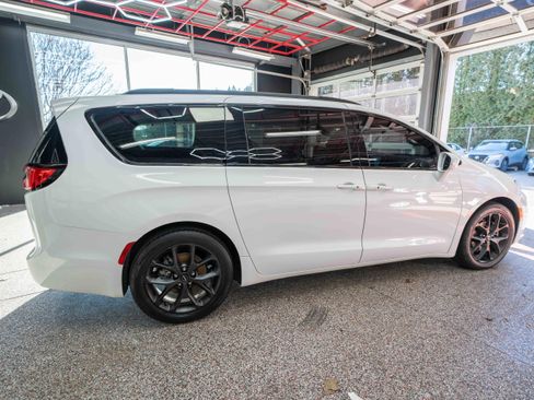 Used 2021 Chrysler Pacifica Touring-L w/ Uconnect Theater Family Group image 4