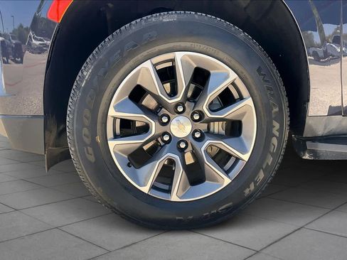 Used 2023 Chevrolet Suburban LT w/ Luxury Package image 11