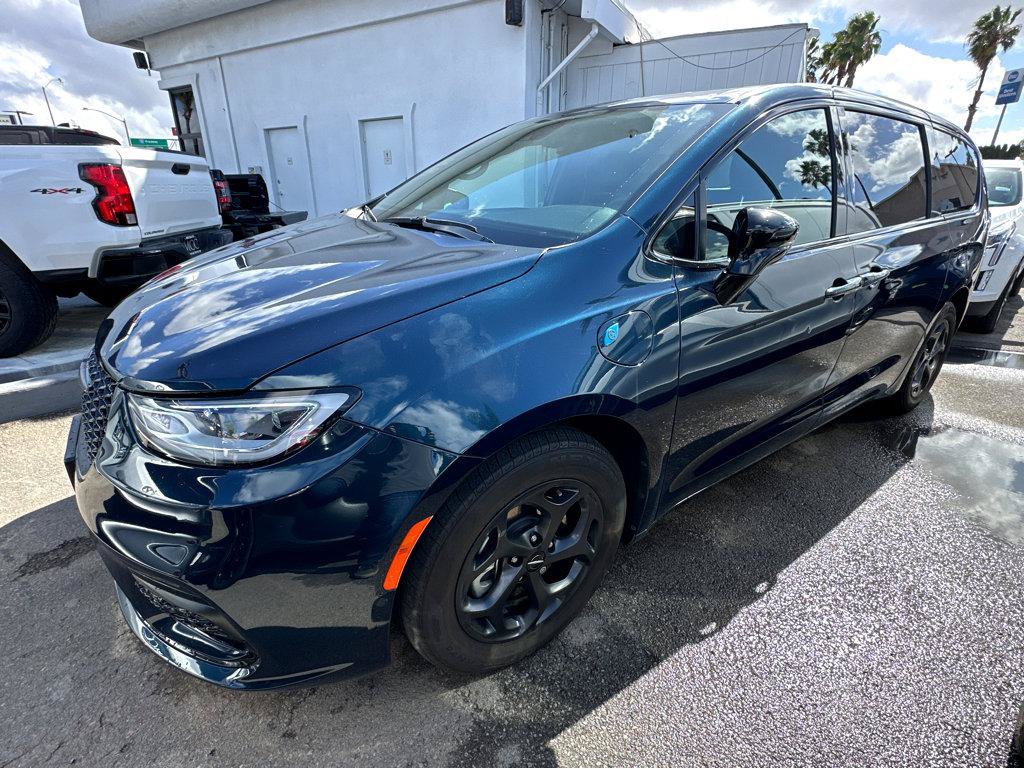 Used 2023 Chrysler Pacifica Limited w/ Uconnect Theater Family Group FWD image 4