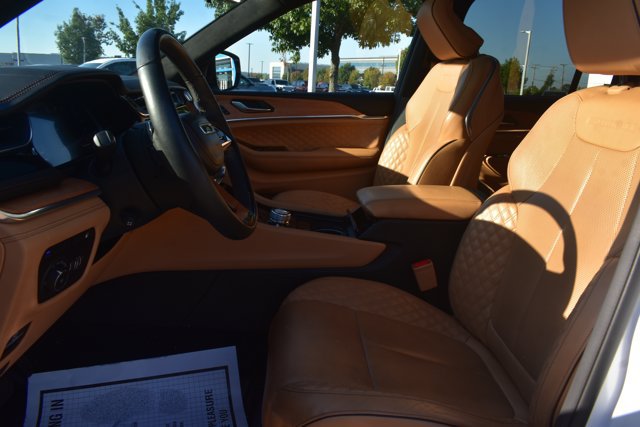 Used 2023 Jeep Grand Cherokee Summit AWD/4WD image 15