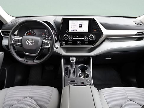 Used 2023 Toyota Highlander LE AWD/4WD image 33