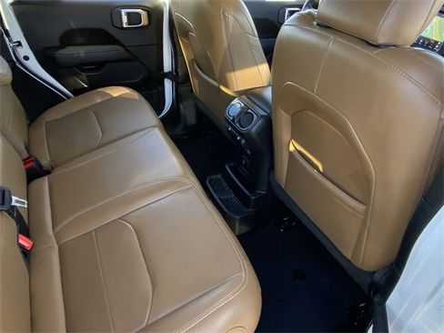 Used 2023 Jeep Wrangler Unlimited Sahara image 23