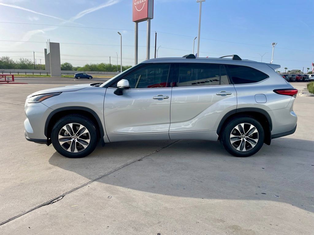 Used 2021 Toyota Highlander XLE AWD/4WD image 4