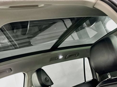 Certified 2024 Volkswagen Tiguan SE w/ Panoramic Sunroof Package AWD/4WD image 19