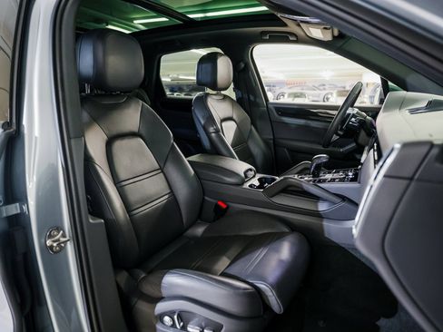 Used 2020 Porsche Cayenne S image 29