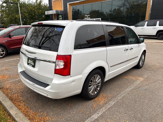 Used 2016 Chrysler Town & Country Touring-L FWD image 8