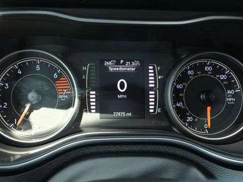 Used 2019 Jeep Cherokee Latitude Plus w/ Comfort/Convenience Group AWD/4WD image 19