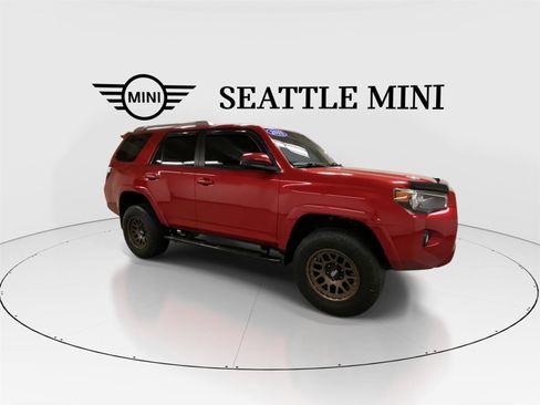 Used 2015 Toyota 4Runner SR5 image 2