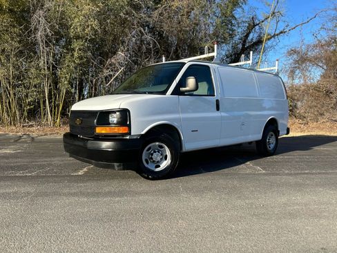 Used 2017 Chevrolet Express 2500 image 4