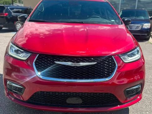 Used 2026 Chrysler Pacifica Limited FWD image 2