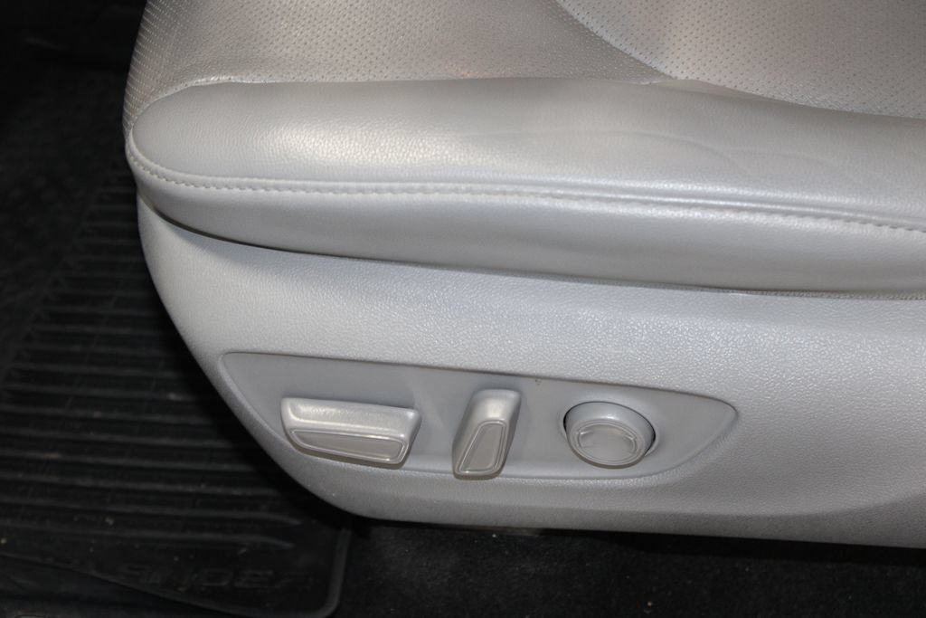 Used 2023 Toyota Highlander Limited FWD image 13