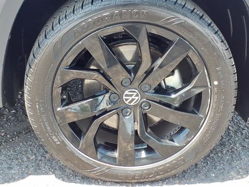 Certified 2023 Volkswagen Taos SE w/ Black Wheel Package FWD image 9