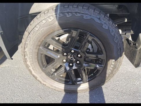 Used 2026 Chevrolet Silverado 1500 LT Trail Boss w/ Convenience Package II image 2