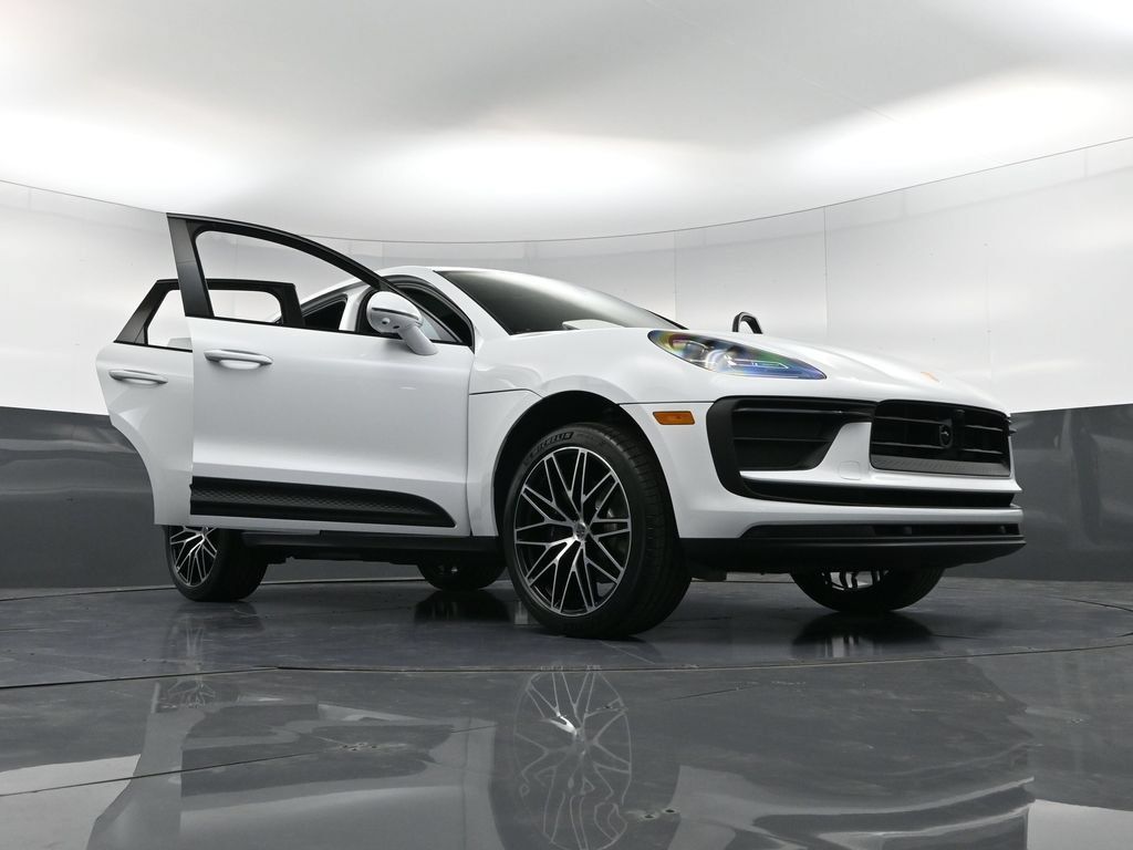Certified 2026 Porsche Macan AWD/4WD image 38