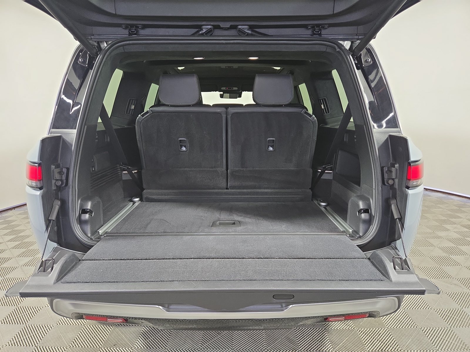 Used 2025 Rivian R1S Adventure Dual AWD/4WD image 15