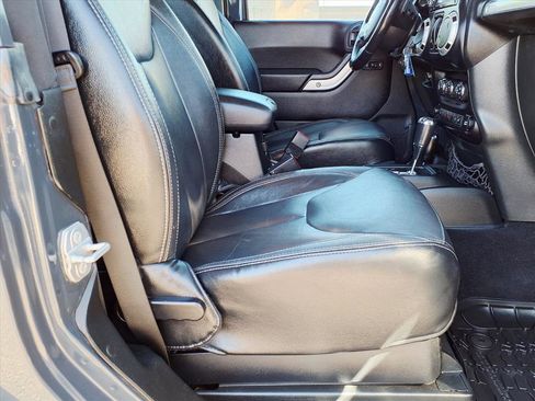 Used 2018 Jeep Wrangler Sahara w/ Connectivity Group image 11