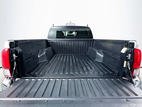 Used 2018 Toyota Tacoma SR5 image 41