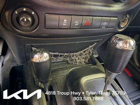 Used 2017 Jeep Wrangler Rubicon w/ Power Convenience Group AWD/4WD image 19