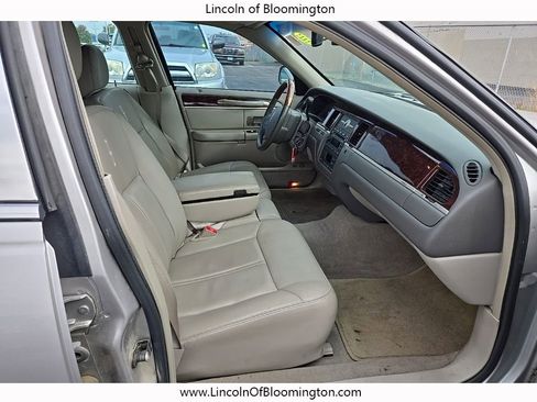 Used 2010 Lincoln Town Car Signature Limited image 11