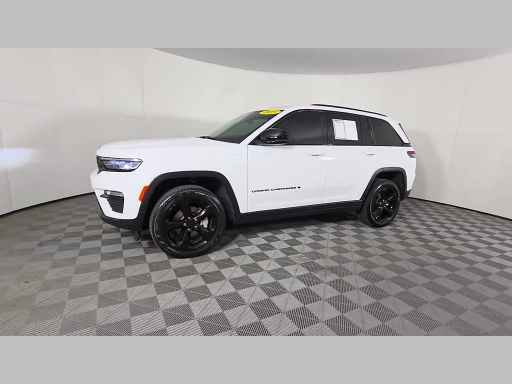 Used 2025 Jeep Grand Cherokee Limited w/ Black Appearance Package RWD image 47