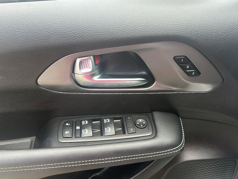 Used 2025 Chrysler Pacifica Select image 11