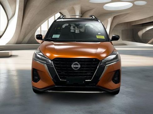 Used 2024 Nissan Kicks SR w/ SR Premium Package FWD image 2