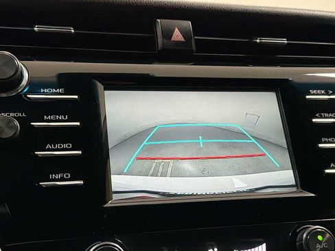 Used 2018 Toyota Camry SE FWD image 19