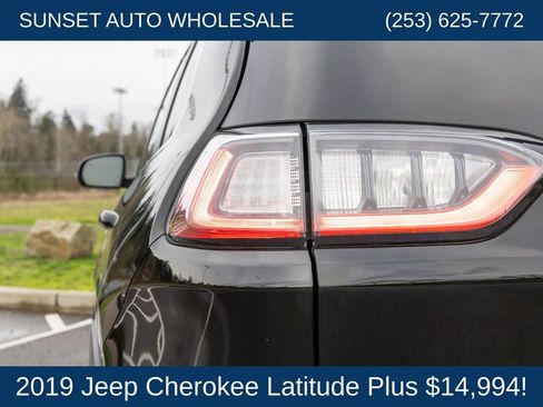 Used 2019 Jeep Cherokee Latitude Plus AWD/4WD image 31
