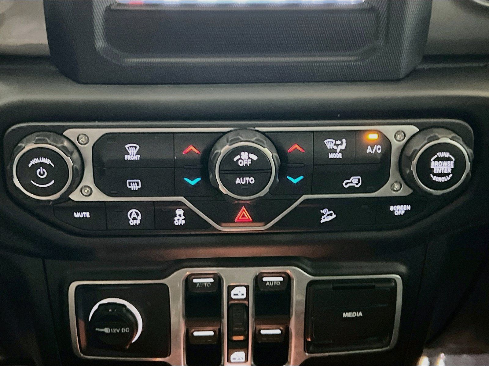 Used 2018 Jeep Wrangler Unlimited Sahara w/ LED Lighting Group AWD/4WD image 10