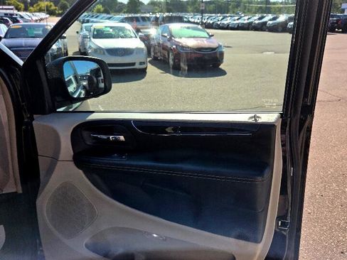 Used 2013 Chrysler Town & Country Touring image 14