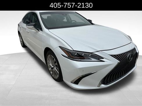Used 2020 Lexus ES 300h Ultra Luxury w/ Accessory Package 2 FWD image 2