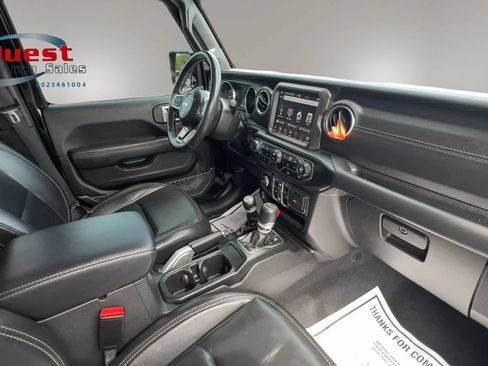 Used 2022 Jeep Wrangler Unlimited Sahara w/ Cold Weather Group AWD/4WD image 16