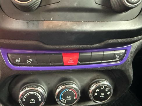 Used 2017 Jeep Renegade Latitude w/ Cold Weather Group AWD/4WD image 5