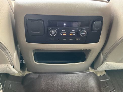 Used 2017 GMC Yukon SLT w/ Premium Edition AWD/4WD image 25
