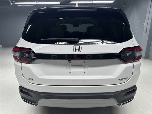 Used 2025 Honda Pilot Touring image 11