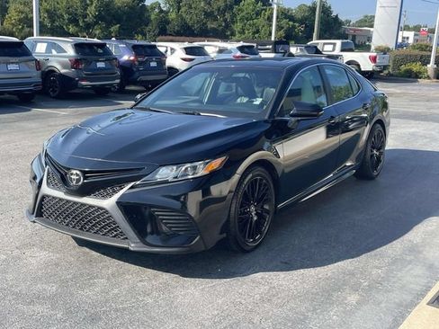Used 2019 Toyota Camry SE FWD image 3