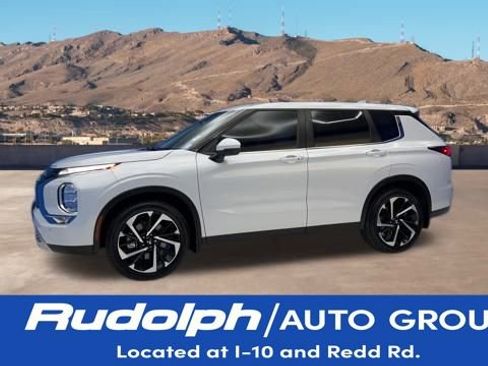 Used 2023 Mitsubishi Outlander SE image 2
